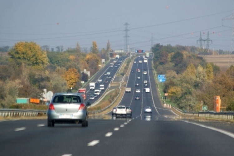 Változik a forgalomterelés az M1-esen, forgalomkorlátozásra kell számítani a hétvégén