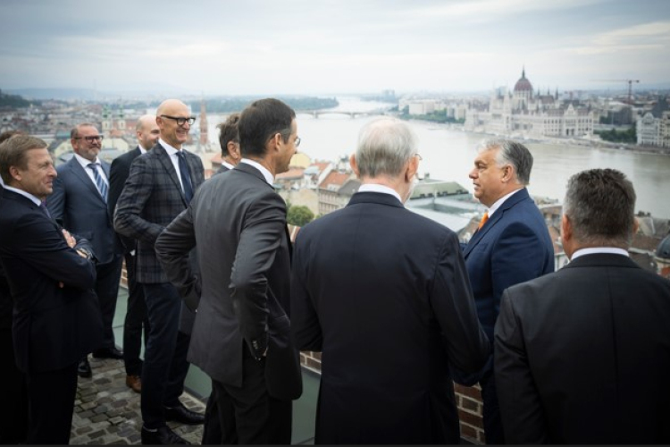 Orbán Viktor a legnagyobb európai iparvállalatok vezetőivel tárgyalt