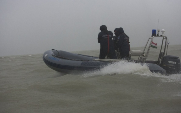 Bajba került egy szörfös a Balatonon