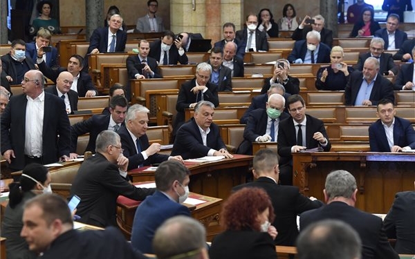 Elfogadta a koronavírus elleni védekezésről szóló törvényt a parlament