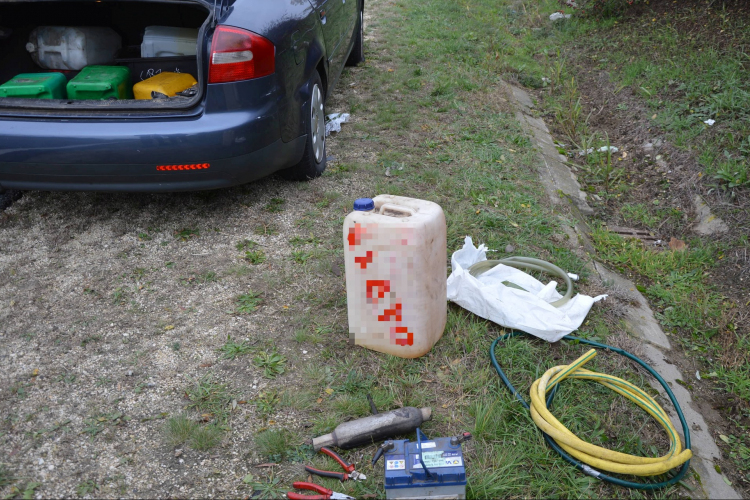 Akkumulátort, katalizátort és közel 1000 liter gázolajat lopott, a rendőrök elfogták