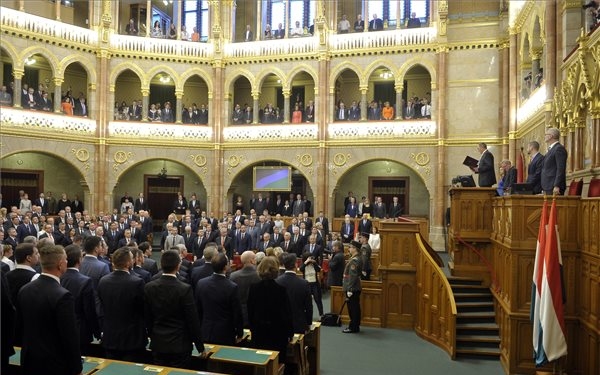 Húsz előterjesztésről dönt a parlament