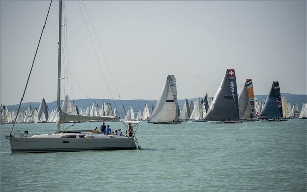 Elrajtolt a Kékszalag Balatonfüredről